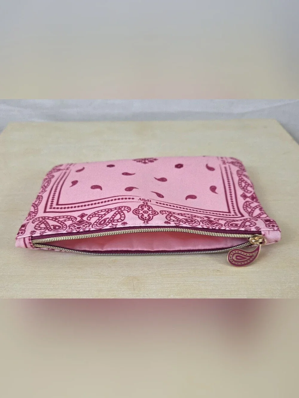 NEW Ipsy Bandana Make Up Bag With Mo-Beauty Gimme Mo-Glow Soft Pink Highlighter